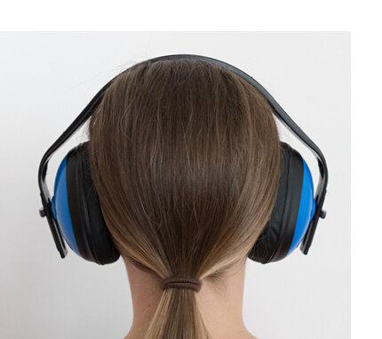 Ein von hinten gezeigter Kopf trägt auf beiden Ohren Gehörschützer, welche mit einem Plastikbügel miteinander verbunden sind.