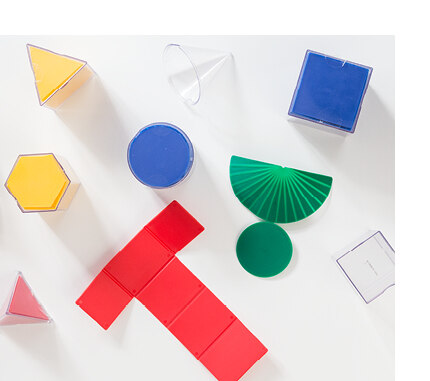 Farbige, faltbare geometrische Formen, die teilweise in passenden Plastikkörpern stecken.