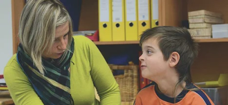 Lehrer mit Schüler