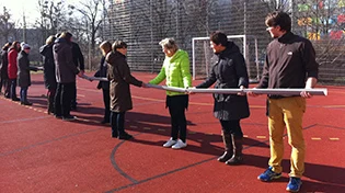 Lehrer auf einem Sportfeld