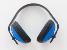 Zwei Ohrmuscheln aus Plastik sind durch einen Plastikbügel miteinander verbunden. Sie sind innen gepolstert.