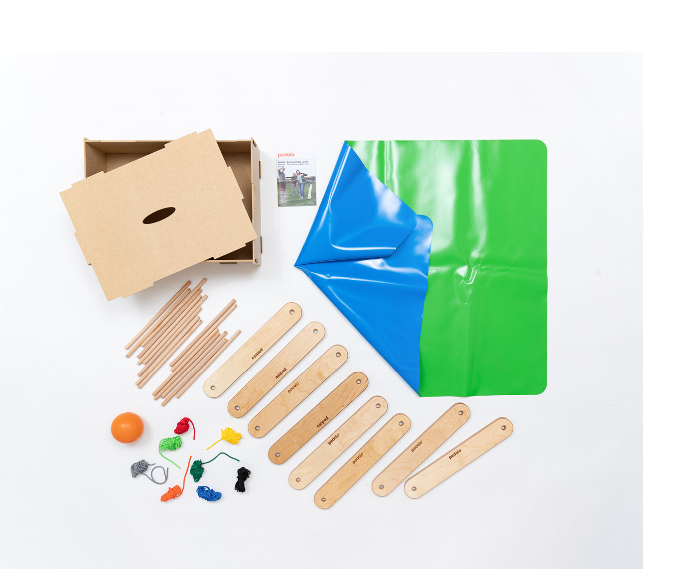 Rundstäbe, Holzelemente, Seile, ein Ball und eine farbige Kunststoffplane liegen geordnet nebeneinander.