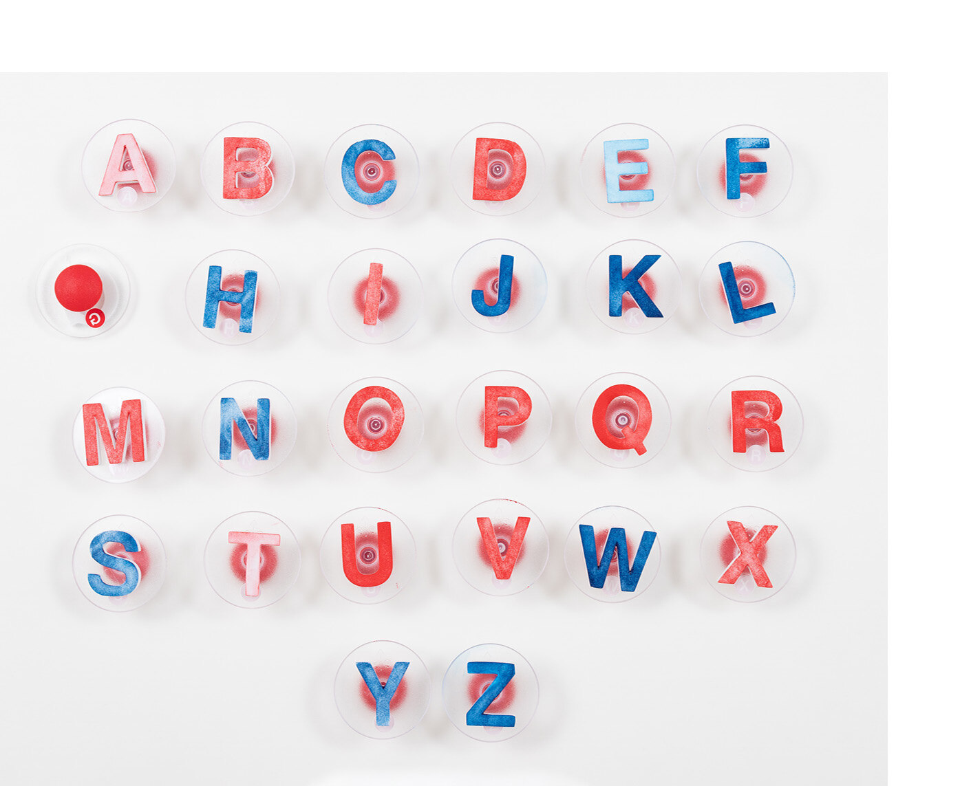 Sechsundzwanzig Stempel, die einzeln alle Buchstaben des deutschen Alphabets abbilden.