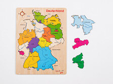 Eine Deutschlandkarte aus Holz mit den einzelnen Seen, Flüssen und Bundesländern als einzelne Holzteile. 