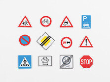 Zwölf verschiedenen deutsche Verkehrszeichen geordnet nebeneinander. 