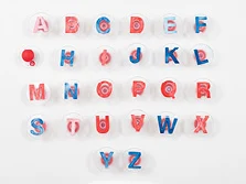 Sechsundzwanzig Stempel, die einzeln alle Buchstaben des deutschen Alphabets abbilden.