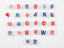 Sechsundzwanzig Stempel, die einzeln alle Buchstaben des deutschen Alphabets abbilden.