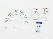 Quadratische und rechteckige Karten, auf denen Bilder und Sätze stehen, liegen nebeneinander und bilden eine Geschichte.